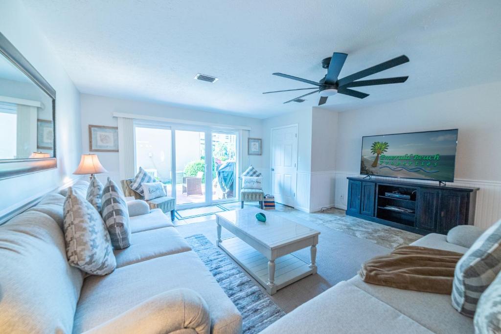 巴拿馬市海灘的住宿－Gulf Highlands-Flip Flop Inn，带沙发和电视的客厅