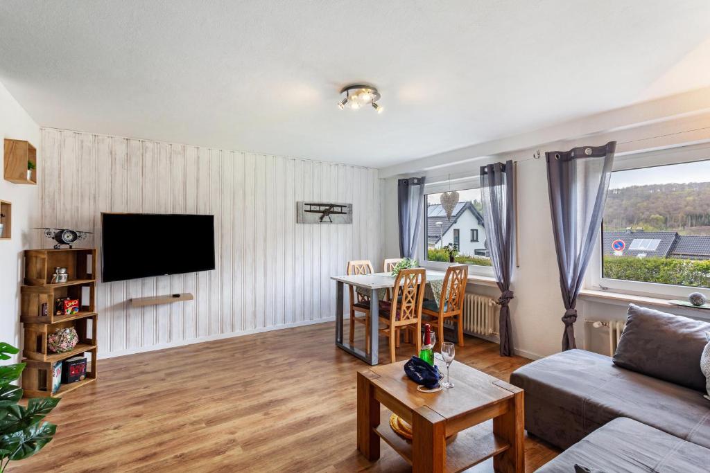 ein Wohnzimmer mit einem Sofa und einem Tisch in der Unterkunft Ferienwohnung Wilde Schanze in Hoppecke