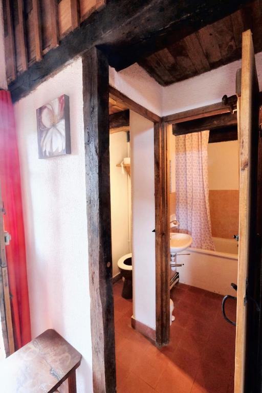 a room with a bathroom with a toilet and a sink at Maison d&#39;une chambre avec jardin clos a Tour de Faure in Tour-de-Faure