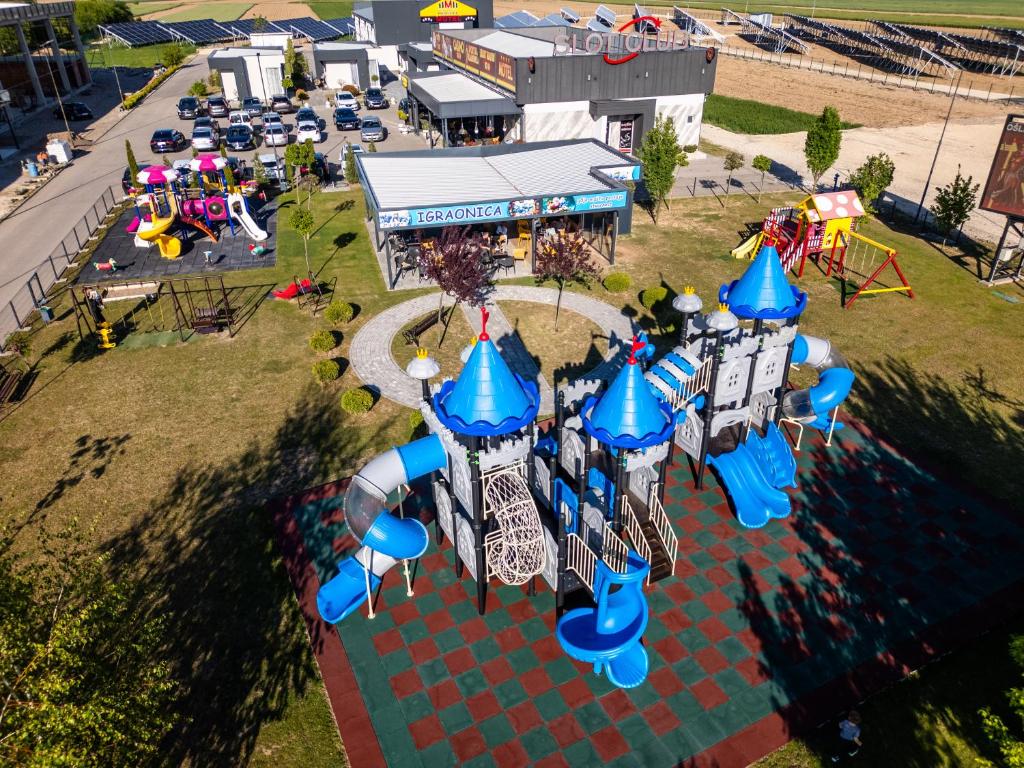 una vista aérea de un parque infantil con un parque acuático en Kompleks Milosevic en Bijeljina