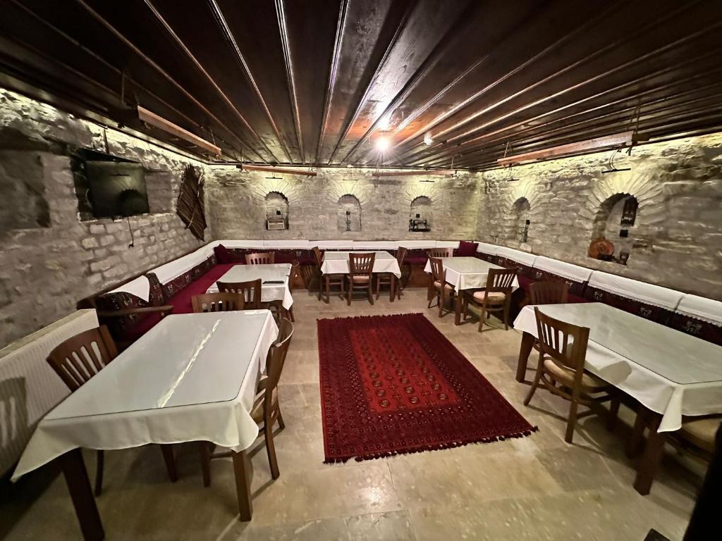a restaurant with tables and chairs in a room at SEMRA HANIM KONAĞI in Safranbolu