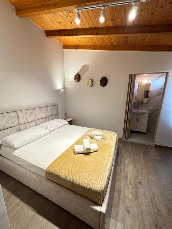 Postel nebo postele na pokoji v ubytování Anel Suites