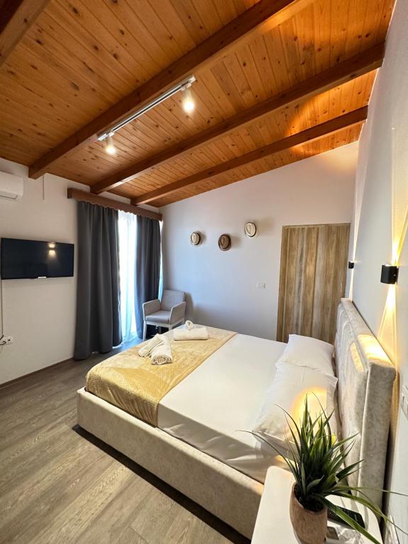 Postel nebo postele na pokoji v ubytování Anel Suites