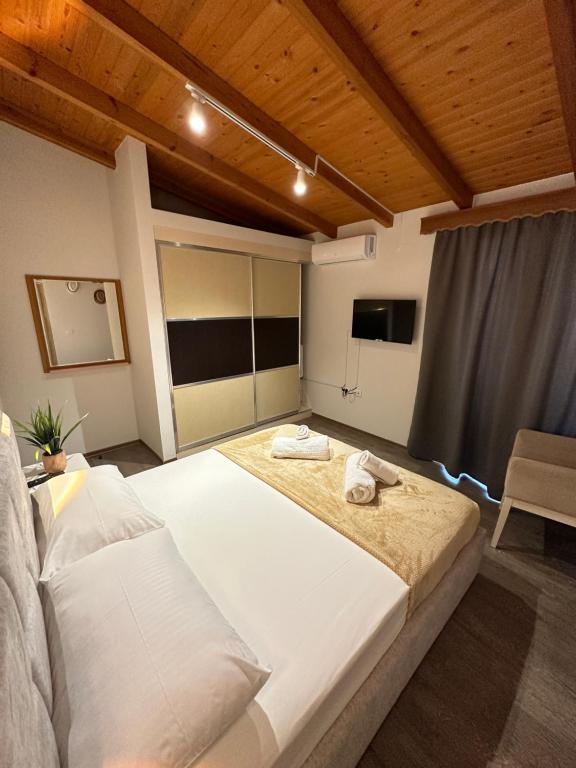 Postel nebo postele na pokoji v ubytování Anel Suites