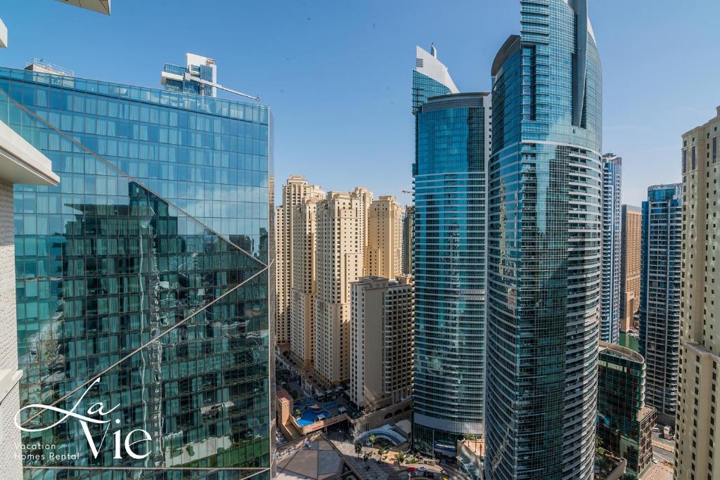 Nespecifikovaný výhled na destinaci Dubaj nebo výhled na město při pohledu z apartmánu