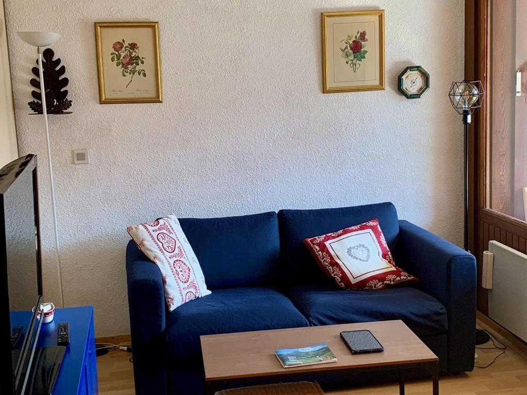 - un canapé bleu dans le salon avec une table basse dans l'établissement Appartement 2 Pièces à Châtel - 4 Pers, Terrasse, 500m des Remontées, Parking, Connexion Internet - FR-1-676-61, à Châtel