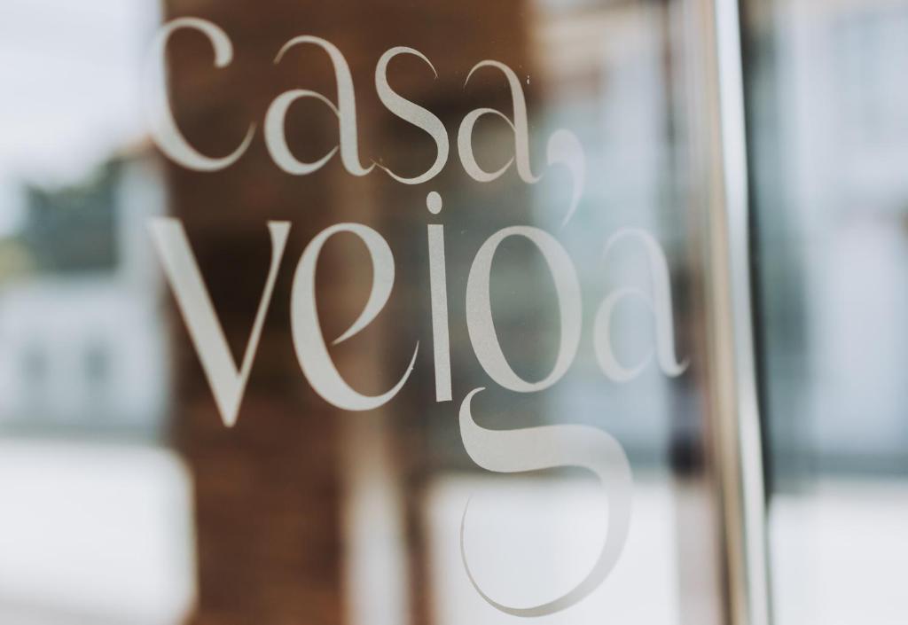 una puerta de cristal con las palabras envoltura de efectivo en ella en Casa Veiga, en Valdoviño