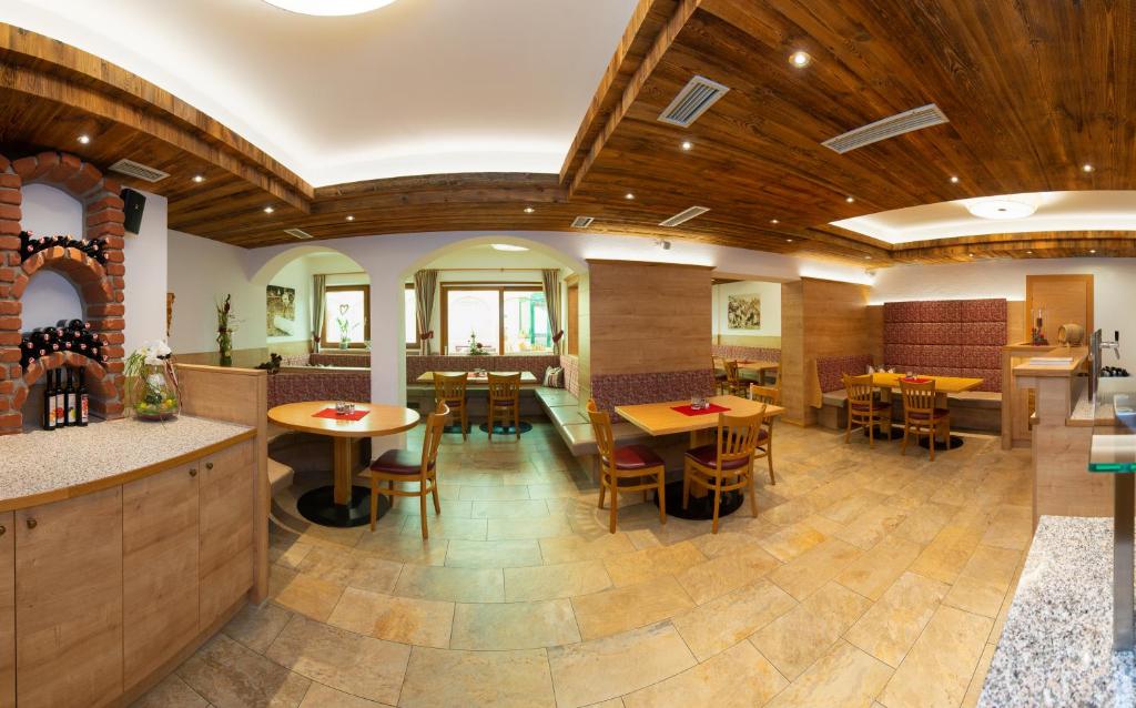 Reštaurácia alebo iné gastronomické zariadenie v ubytovaní Hotel-Pension Egger