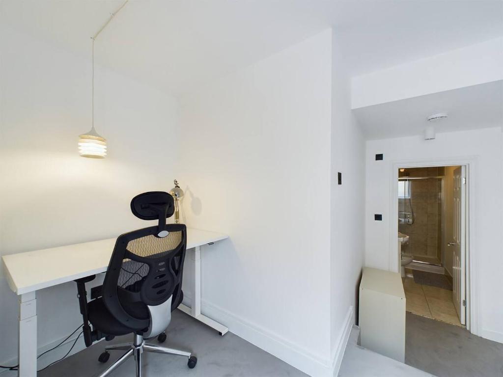 an office with a white desk and a black chair at Pass the Keys Stylish and Modern 2Bed 2Bath Hackney Apartment in London