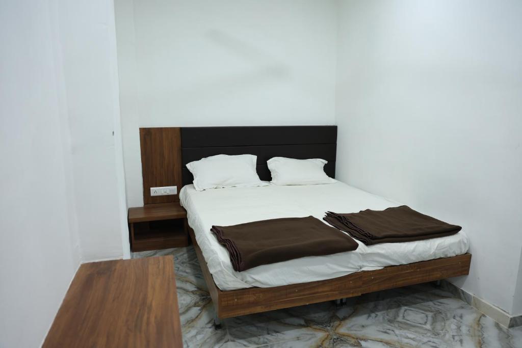 Postel nebo postele na pokoji v ubytování Hotel Aaram Kalupur