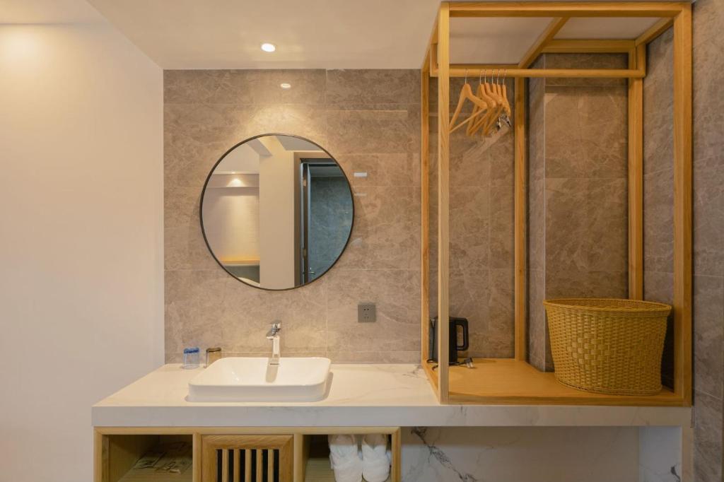 Rivulet Mountain Hotel - Zhangjiajie Forest Park Scenic Area tesisinde bir banyo