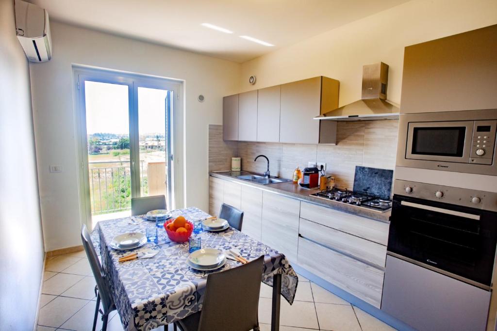 una cucina con tavolo e tovaglia; di Casa moderna con vista Etna e mare vicinissima alla spiaggia a Mascali