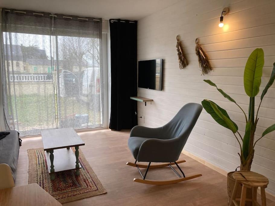 sala de estar con silla y planta en La Bagatelle 100 m de la plage en Hauteville-sur-Mer