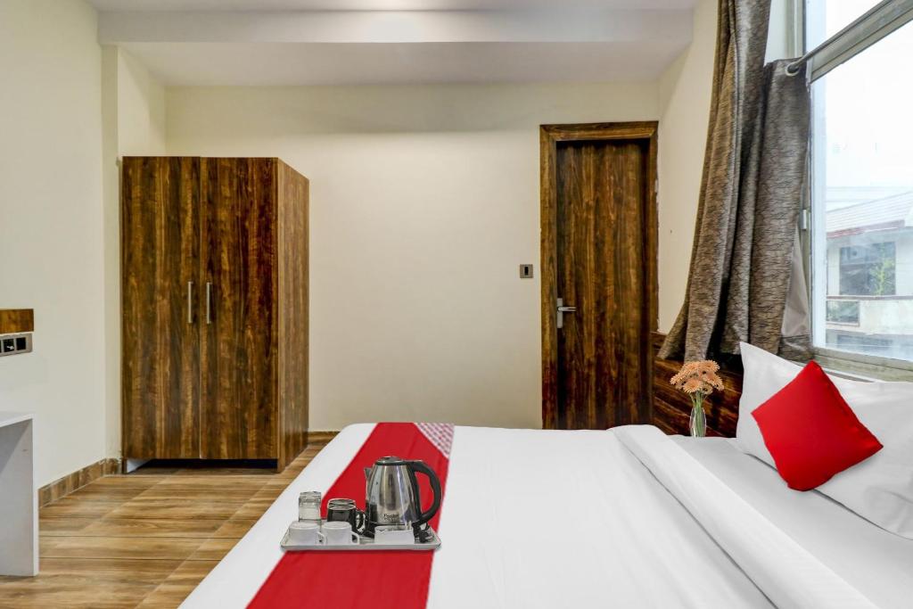 Ein Bett oder Betten in einem Zimmer der Unterkunft Super OYO Flagship Hotel Times Square