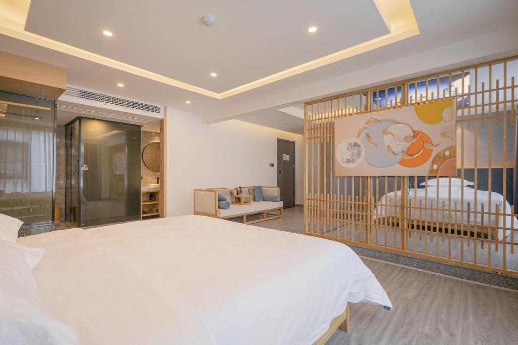 Rivulet Mountain Hotel - Zhangjiajie Forest Park Scenic Area tesisinde bir odada yatak veya yataklar