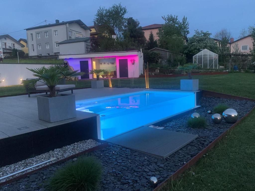 Bazén v ubytování Apartment SunBox nebo v jeho okolí