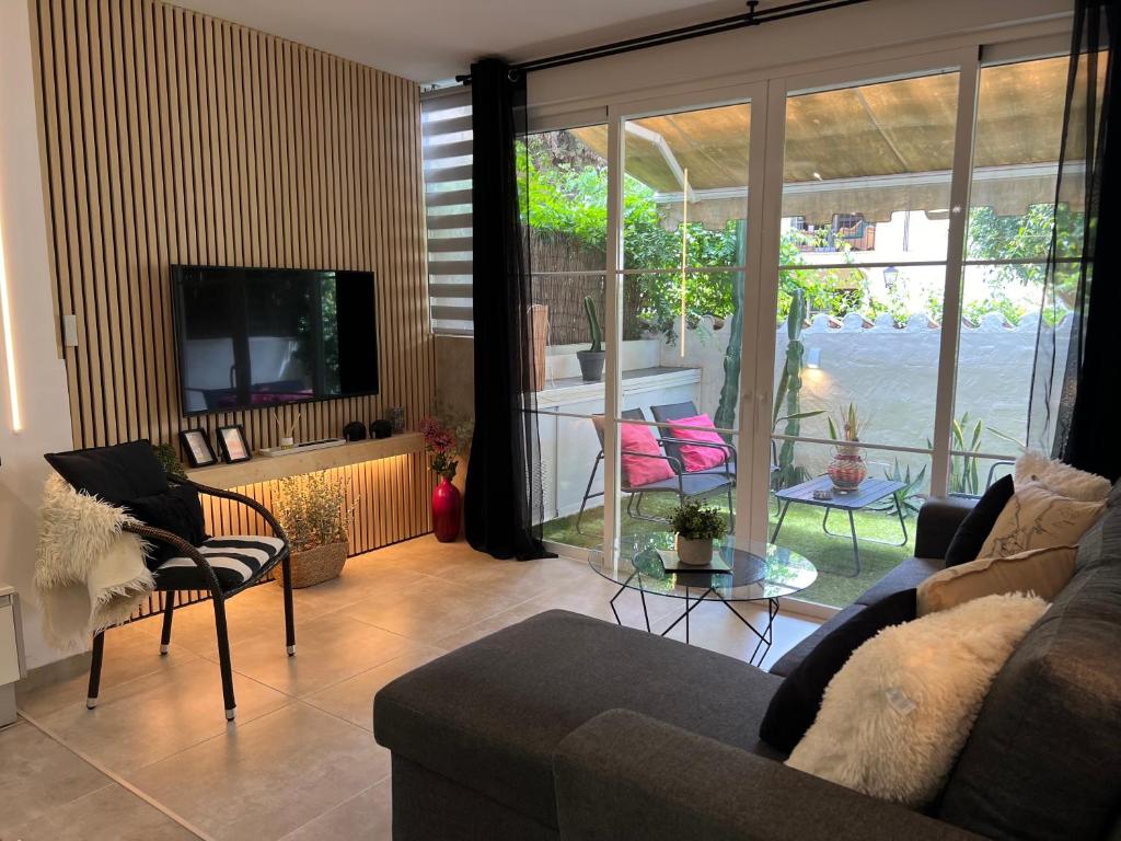 sala de estar con sofá y TV en PUERTO BANUS Apartamento DUO en Marbella