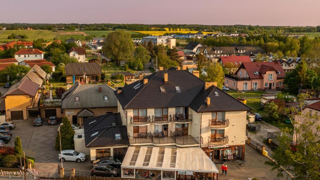 una vista aerea di una città con case di Słoneczna Rafa - domki, pokoje i apartamenty a Sarbinowo