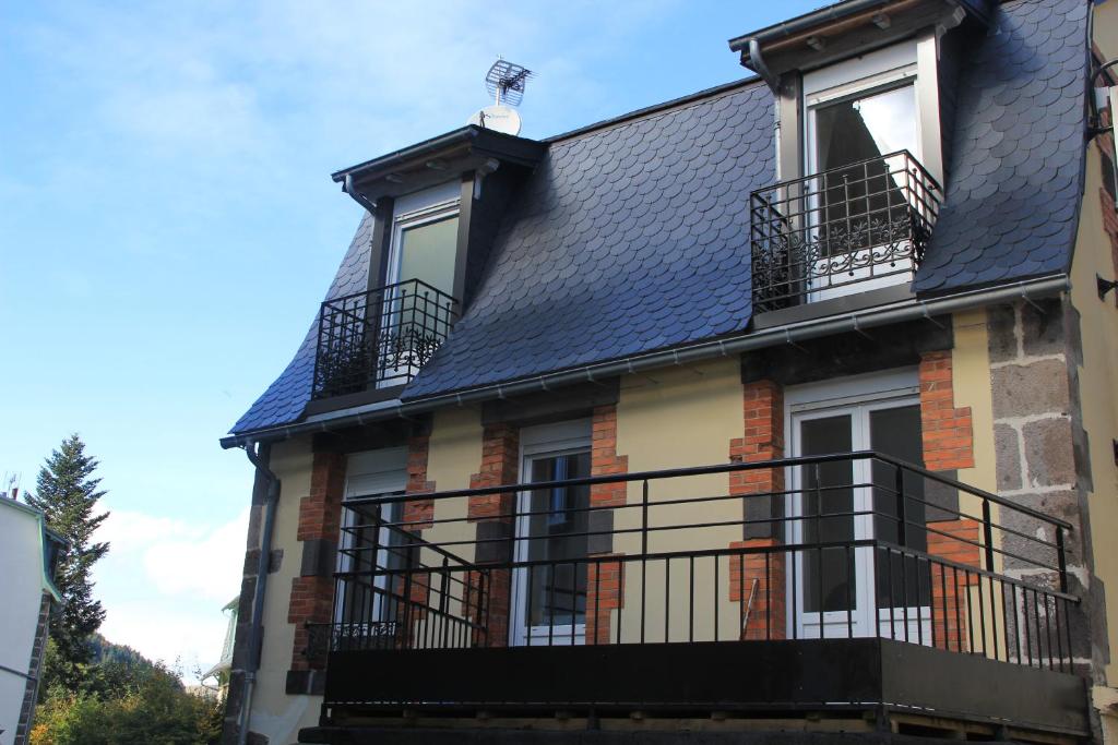 ル・モンドールにあるVilla PRIMEVERE 23の黒屋根の家