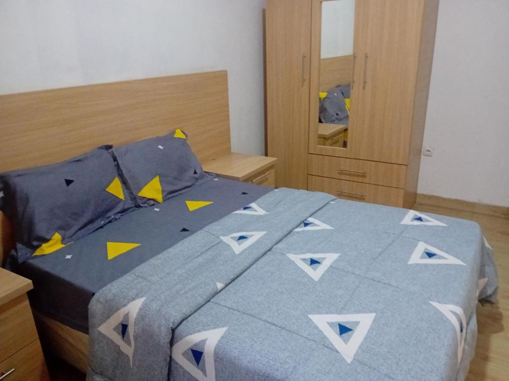 - une chambre avec un lit et une couette bleue dans l'établissement Casa Linda, à Maputo