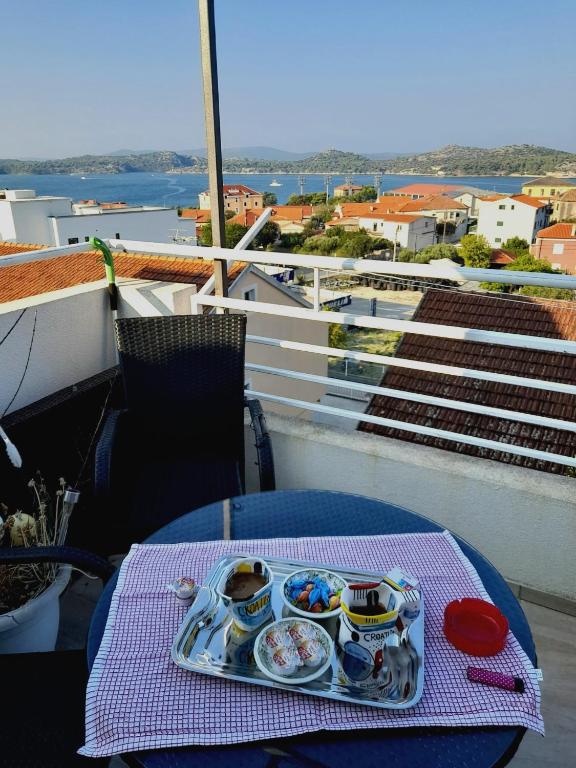 Φαγητό σε αυτό το διαμέρισμα ή κάπου εκεί κοντά