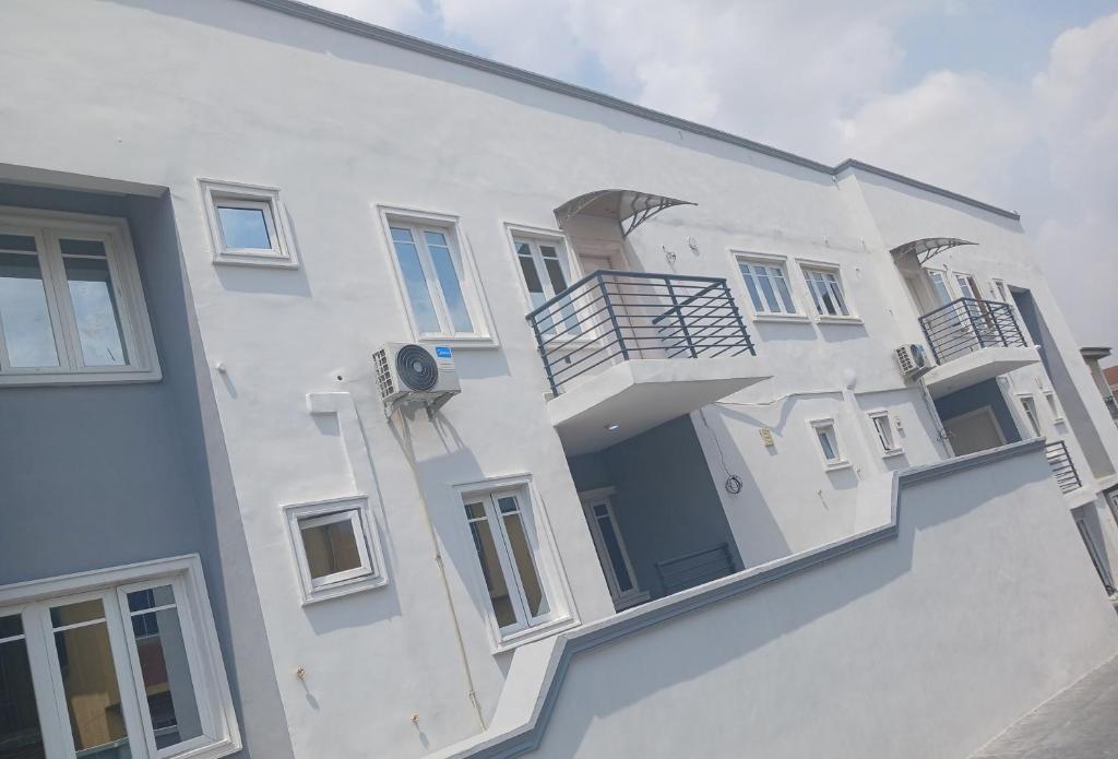 - un bâtiment blanc avec des balcons sur le côté dans l'établissement D little luxuries Apartment, à Ibadan