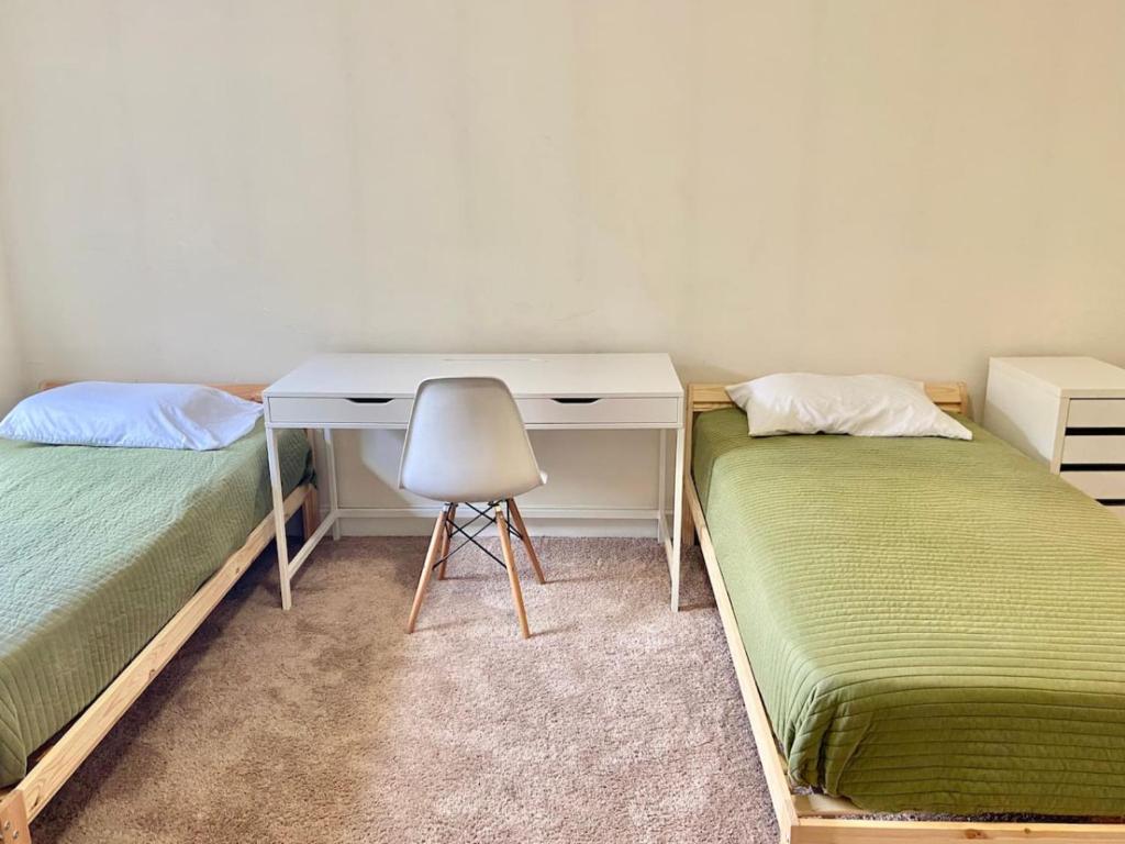 Säng eller sängar i ett rum på 0122 Private and Spacious Apt in Hoboken