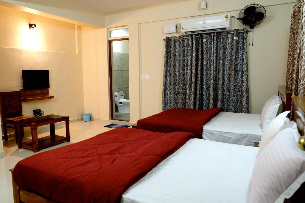 Postel nebo postele na pokoji v ubytování HILL PALACE RESIDENCY COORG