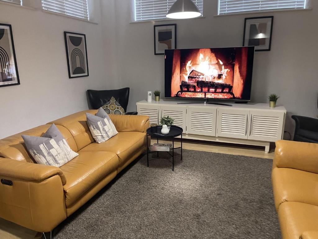- un salon avec un canapé et une télévision dans l'établissement Immaculate 2-Bed Apartment in London, à Londres