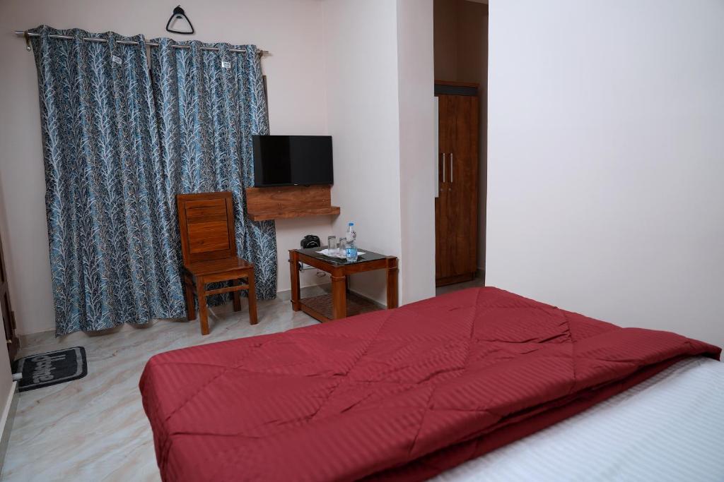 Postel nebo postele na pokoji v ubytování HILL PALACE RESIDENCY COORG