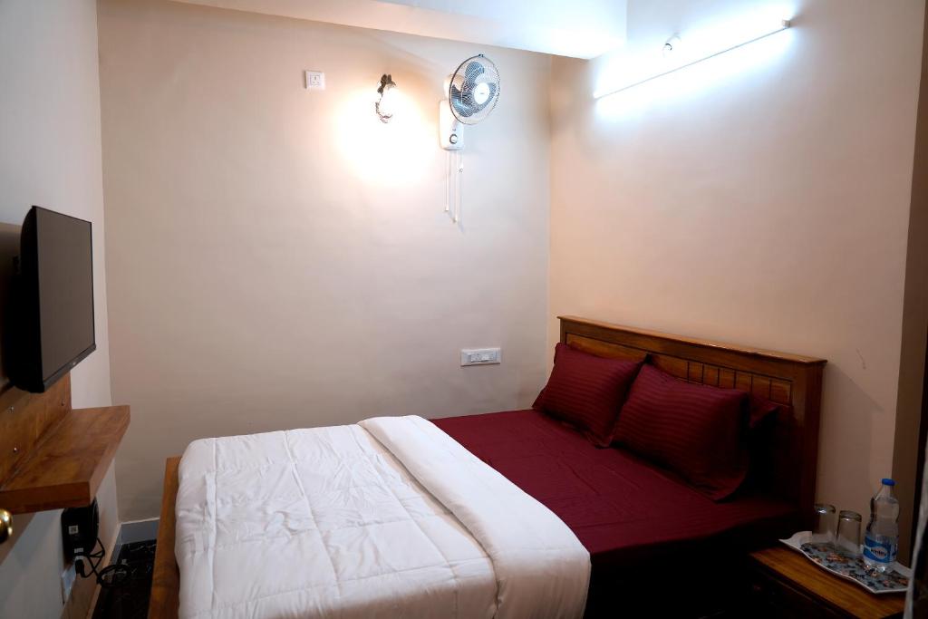 Postel nebo postele na pokoji v ubytování HILL PALACE RESIDENCY COORG