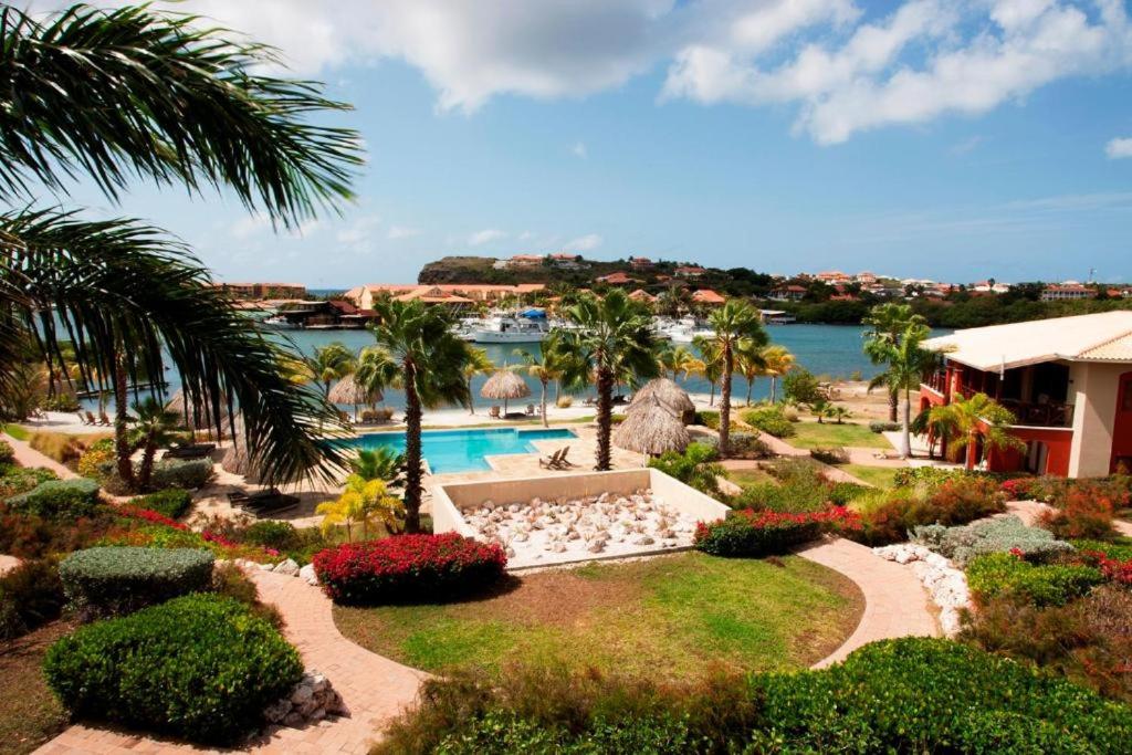 einen Luftblick auf ein Resort mit einem Pool in der Unterkunft Spanish Water View Apartment in Willemstad