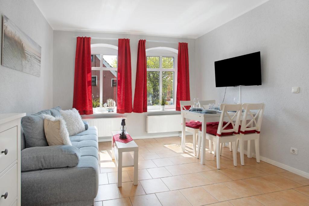 a living room with a couch and a table at Kapitänsferienhaus Admiralität in Schaprode