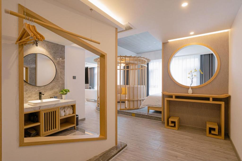 Rivulet Mountain Hotel - Zhangjiajie Forest Park Scenic Area tesisinde bir banyo