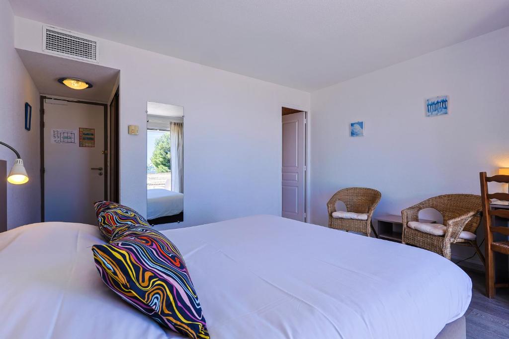 Postel nebo postele na pokoji v ubytování Logis Hotel l'Esterella
