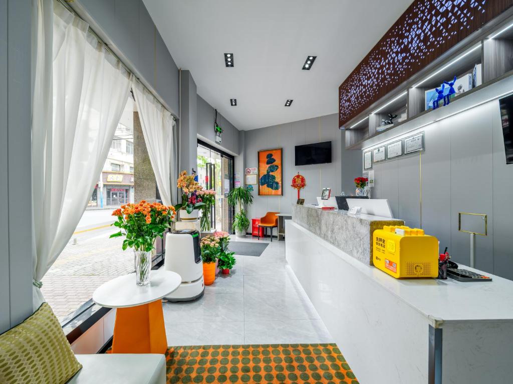 TV a/nebo společenská místnost v ubytování Orient Rose International Hotel