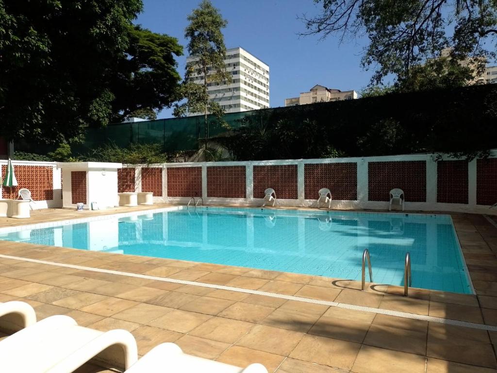 a large blue swimming pool in a building at Apartamento Parque Jardim Europa in Rio de Janeiro
