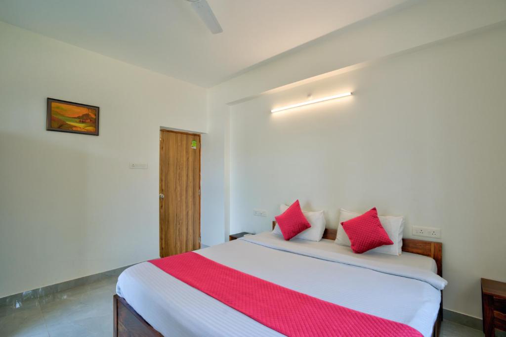 Postel nebo postele na pokoji v ubytování Lavish 2BHK Apartment with Swimming Pool in Candolim