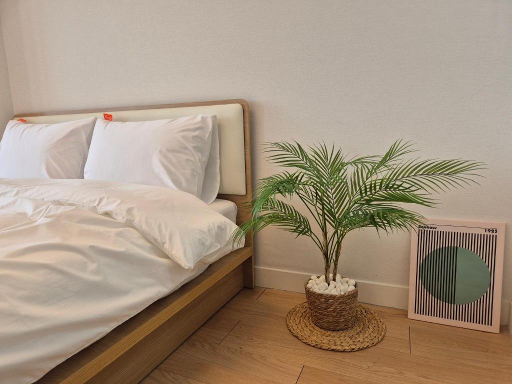 "GRAND OPENED" Maxtyle Guesthouse Dongdaemunにあるベッド