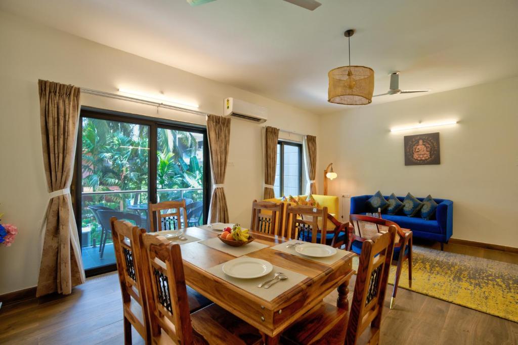 Posezení v ubytování Lavish 2BHK Apartment with Swimming Pool in Candolim