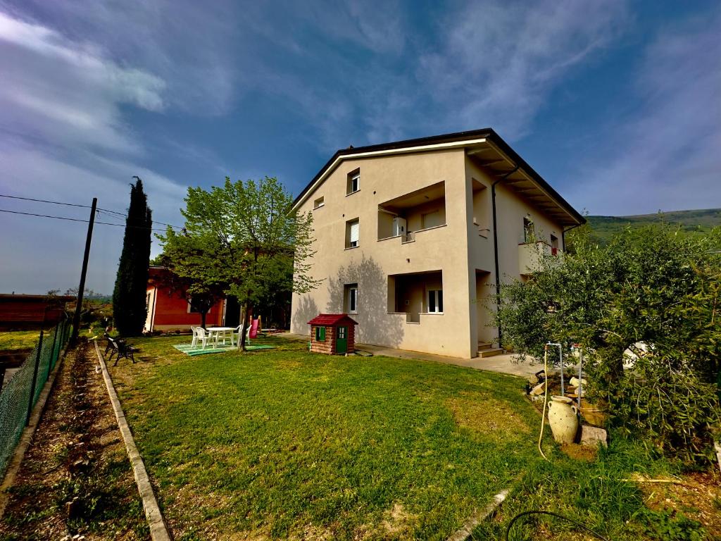 una pequeña casa con un patio de hierba delante de ella en La Residenza dell'Arrotino, en Capitan Loreto