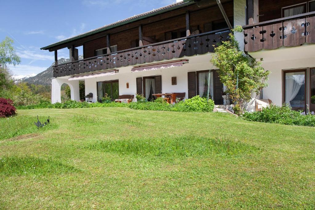 a large house with a lawn in front of it at Aschaubichl - Wohnung Narzisse in Grainau
