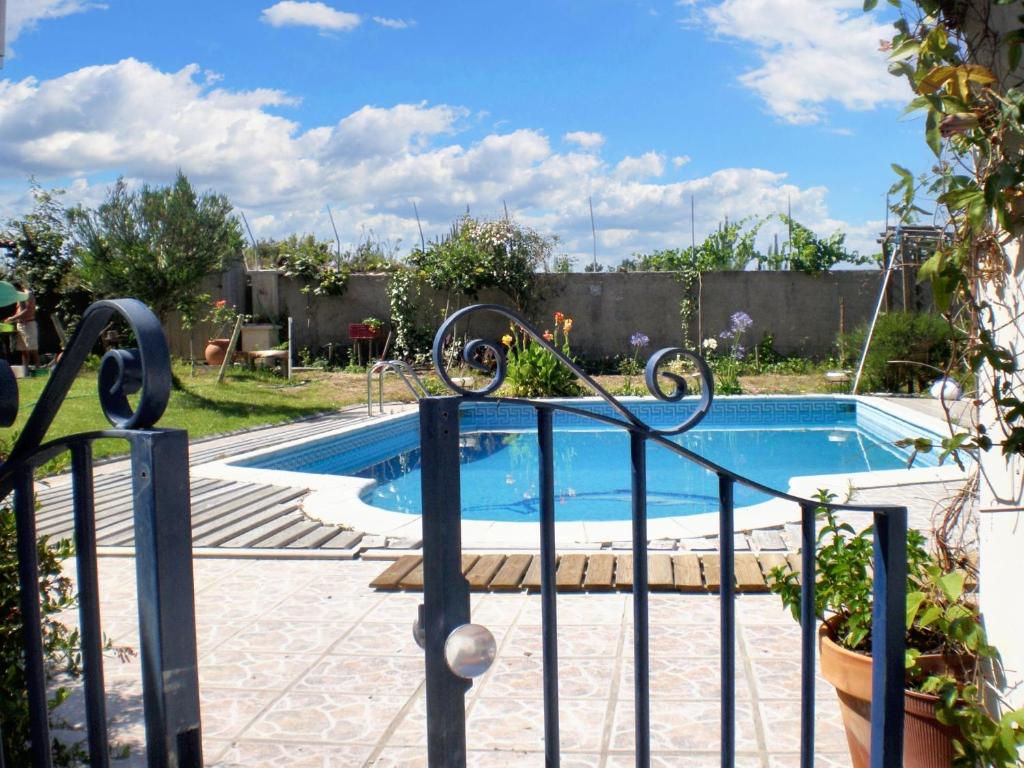 ナザレにあるOne bedroom house with shared pool enclosed garden and wifi at Nazare 7 km away from the beachの柵付きの庭のスイミングプール