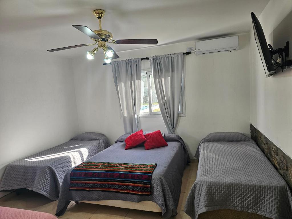 um quarto com 2 camas e uma ventoinha de tecto em Mi Sanagasta Querida em La Rioja