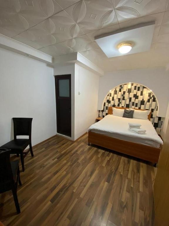 Un pat sau paturi într-o cameră la Sinaia Rooms 25