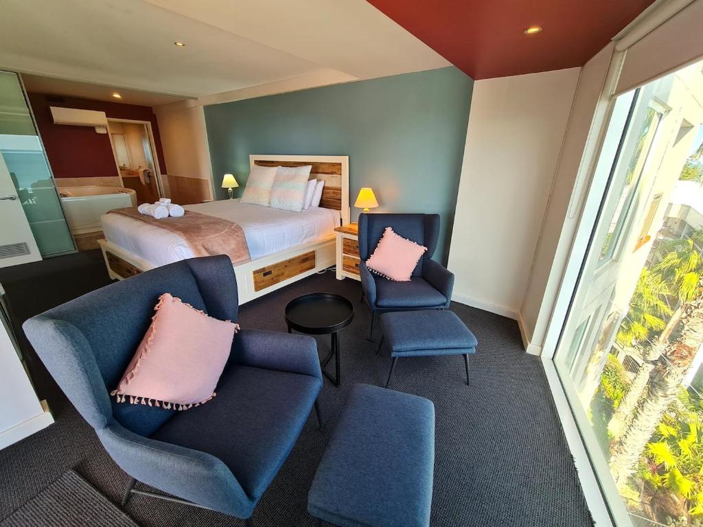 Habitación de hotel con 1 cama y 2 sillas en Ocean View-breath Taking Views, Amazing Facilities en Perth