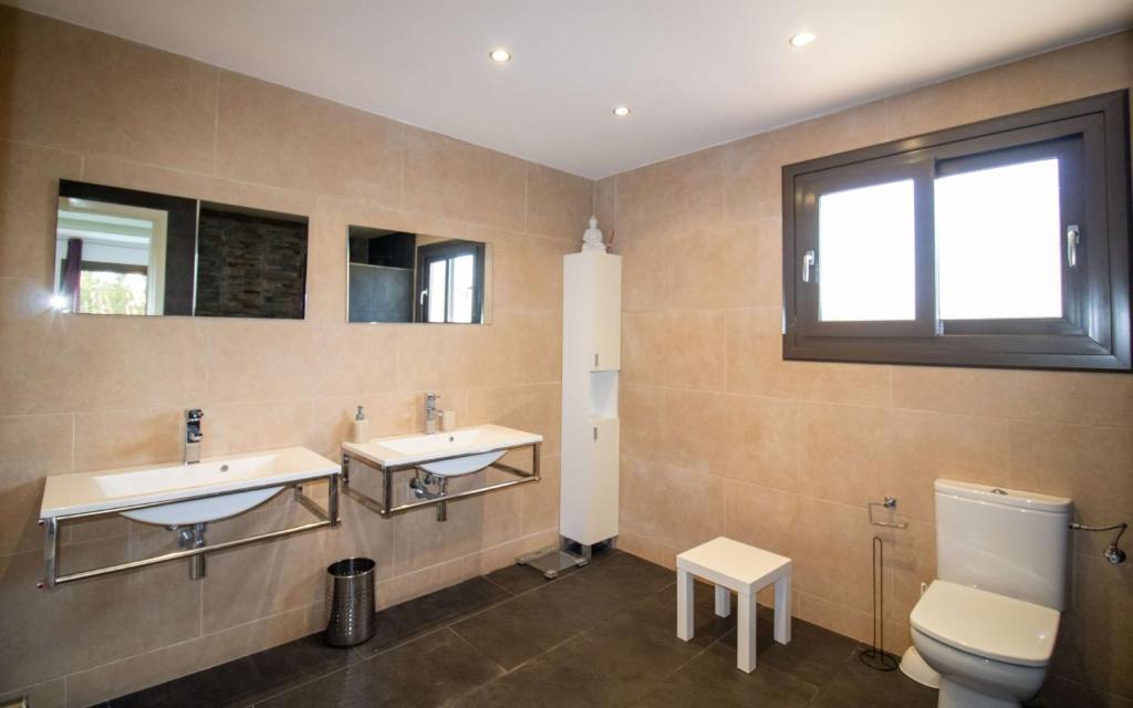A bathroom at Villa con piscina privada y barbacoa - ALBERT VILLAS Alcossebre
