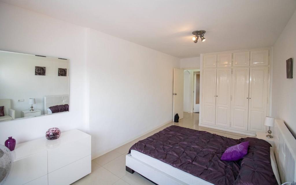 A bed or beds in a room at Villa con piscina privada y barbacoa - ALBERT VILLAS Alcossebre