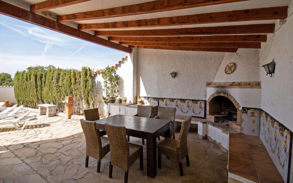 A seating area at Villa con piscina privada y barbacoa - ALBERT VILLAS Alcossebre