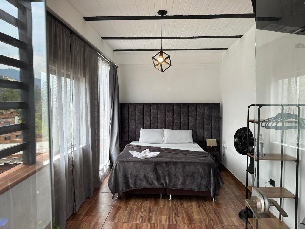 Postel nebo postele na pokoji v ubytování Hostal Del Cielo